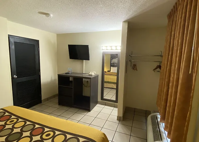 Super 8 By Wyndham Motel